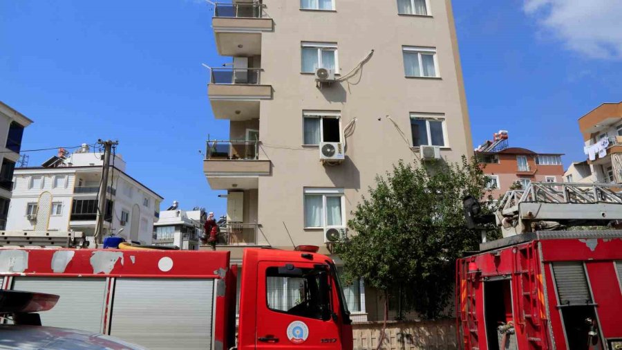 Elektrik Tesisatından Gelen Sesle Binayı Boşalttı, Kısa Süre Sonra Binayı Dumanlar Kapladı