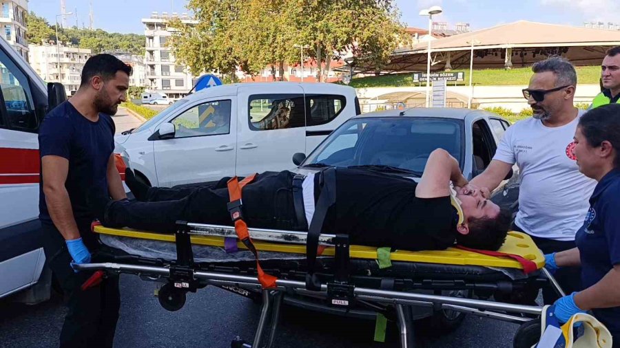 Manavgat’ta Otomobil İle Motosiklet Çarpıştı: 2 Yaralı