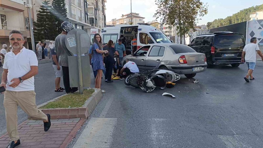 Manavgat’ta Otomobil İle Motosiklet Çarpıştı: 2 Yaralı