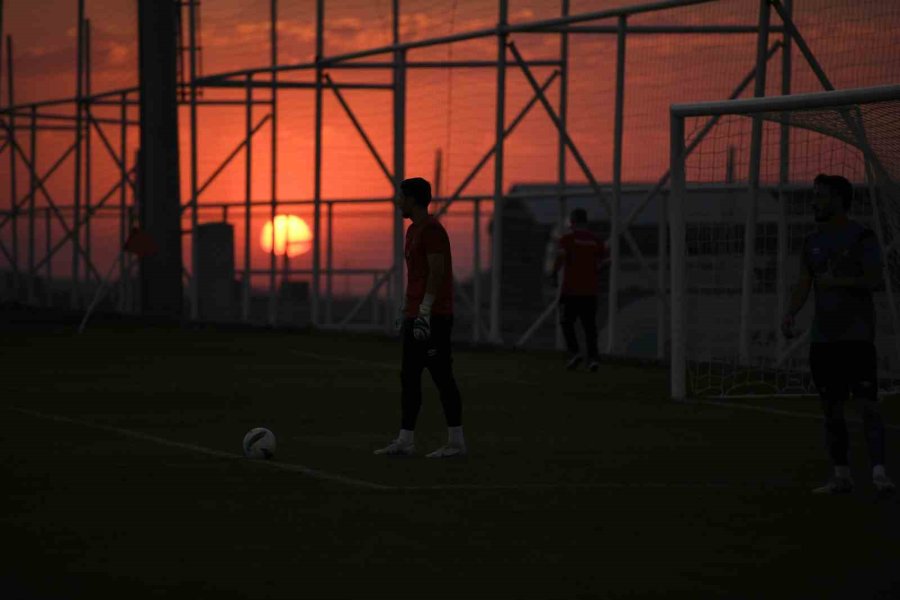 Erciyes’in Muhteşem Atmosferinde Sabah, Akşam Kamp Yapıyorlar