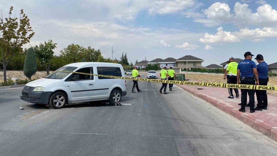 Yol Kenarında Dilencilik Yaptığı İddia Edilen Kadına Hafif Ticari Araç Çarptı