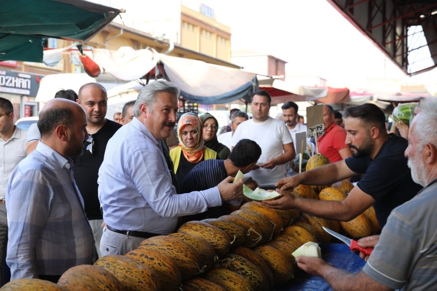 Başkan Palancıoğlu Toki Semt Pazarı’nı Gezdi