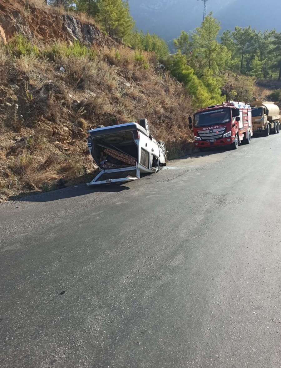 Freni Boşalan Otomobili Durdurmak İçin Yol Kenarındaki Toprak Zemine Sürdü