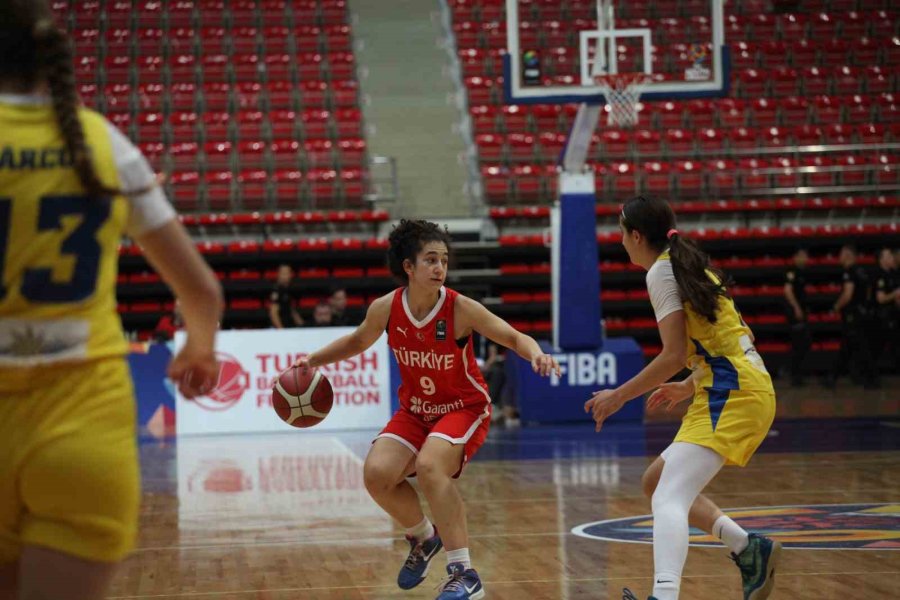 16 Yaş Altı Kız Basketbol Milli Takımı, Romanya’ya Yenildi