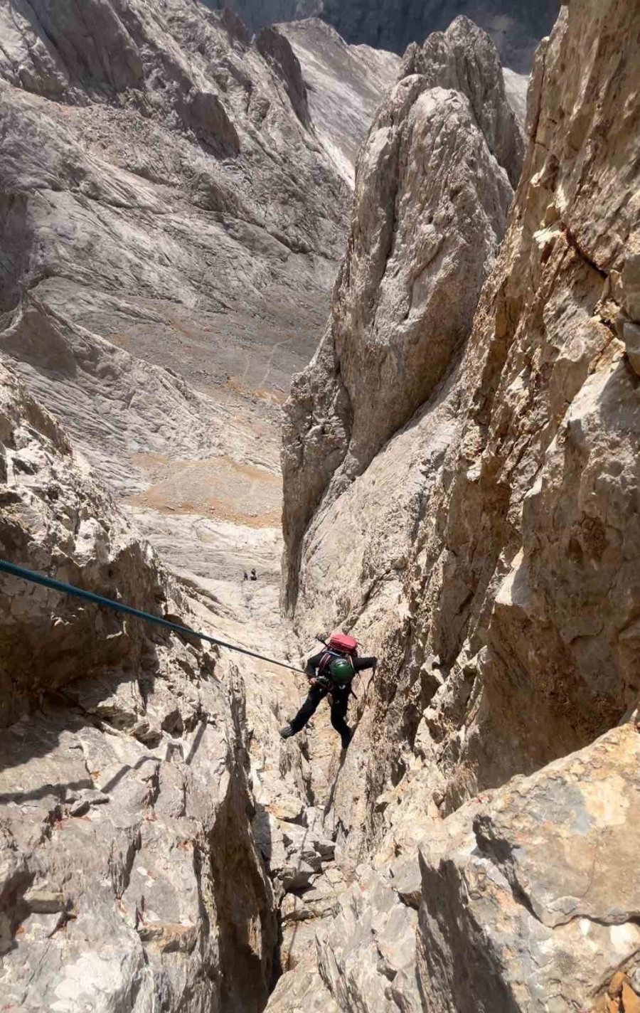 Aladağlar’da 30 Kilogramlık Kamp Yükü İle Solo Zirve Faaliyeti Yaptı