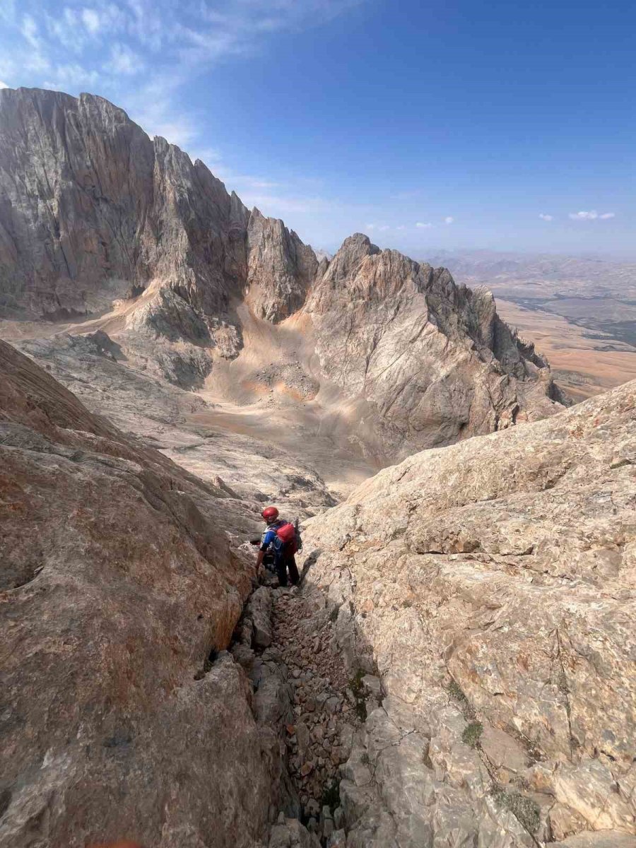 Aladağlar’da 30 Kilogramlık Kamp Yükü İle Solo Zirve Faaliyeti Yaptı