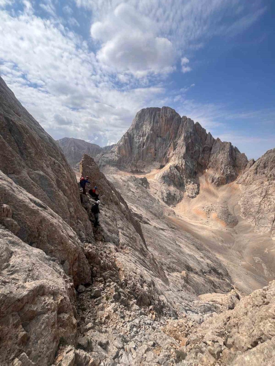 Aladağlar’da 30 Kilogramlık Kamp Yükü İle Solo Zirve Faaliyeti Yaptı