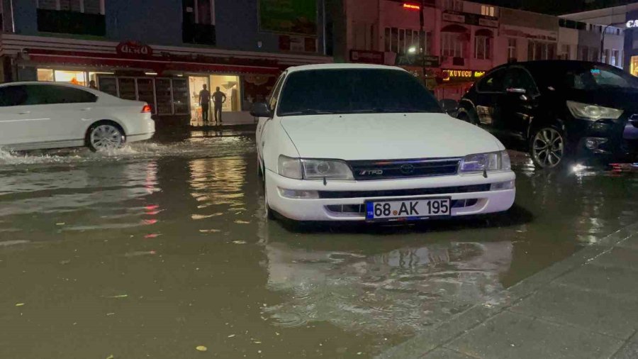 Aksaray’da Sağanak Yağış Etkili Oluyor