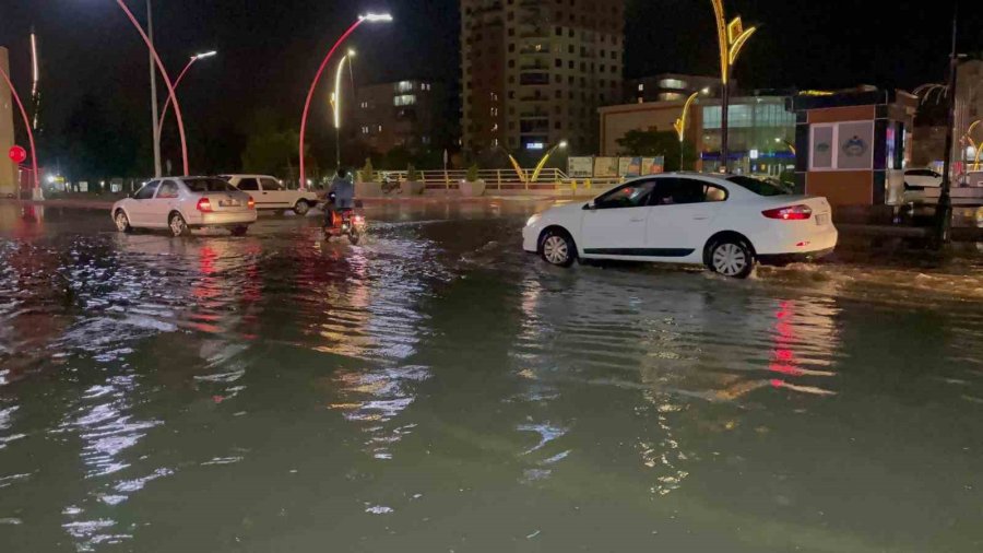 Aksaray’da Sağanak Yağış Etkili Oluyor