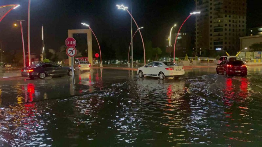 Aksaray’da Sağanak Yağış Etkili Oluyor