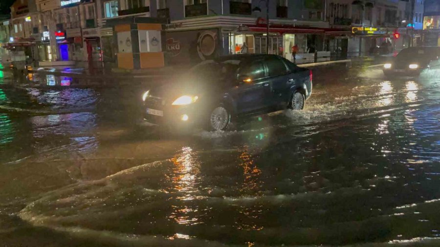 Aksaray’da Sağanak Yağış Etkili Oluyor