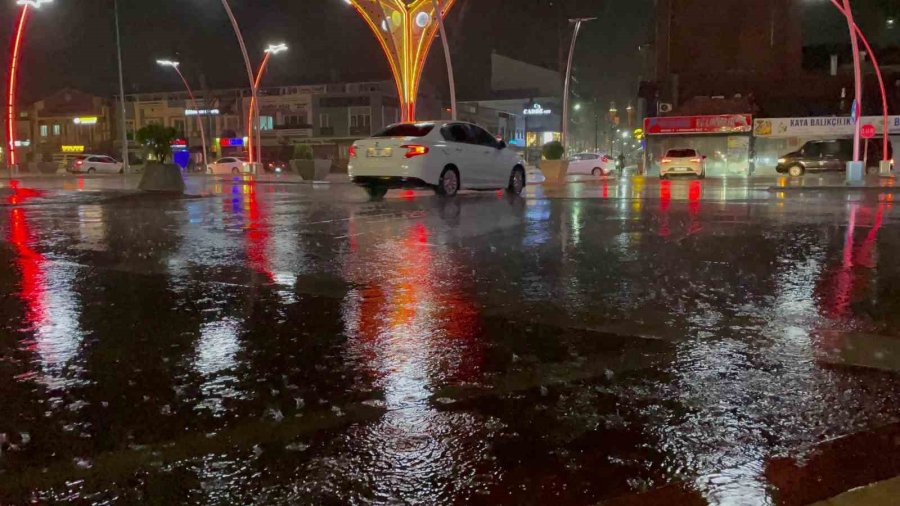 Aksaray’da Sağanak Yağış Etkili Oluyor