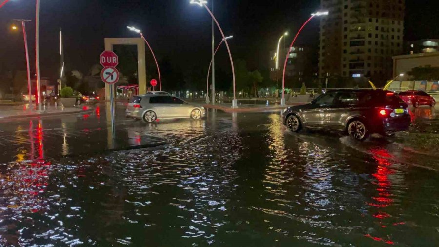 Aksaray’da Sağanak Yağış Etkili Oluyor