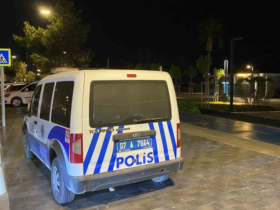 Antalya’da Tatilci Ailenin Teknesi Battı: 4 Kişi Yüzerek Kıyıya Çıktı