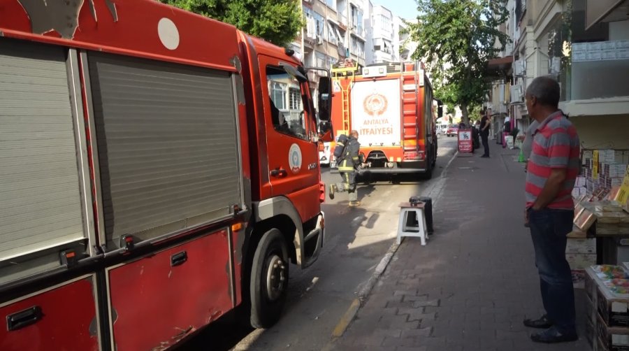 Yangın İhbarına Giden İtfaiye Ekiplerinin Dar Sokak Ve Ağaç Sınavı