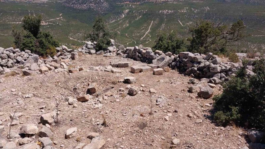 Karacaoğlan’ın Anıt Mezarı Bakım Bekliyor