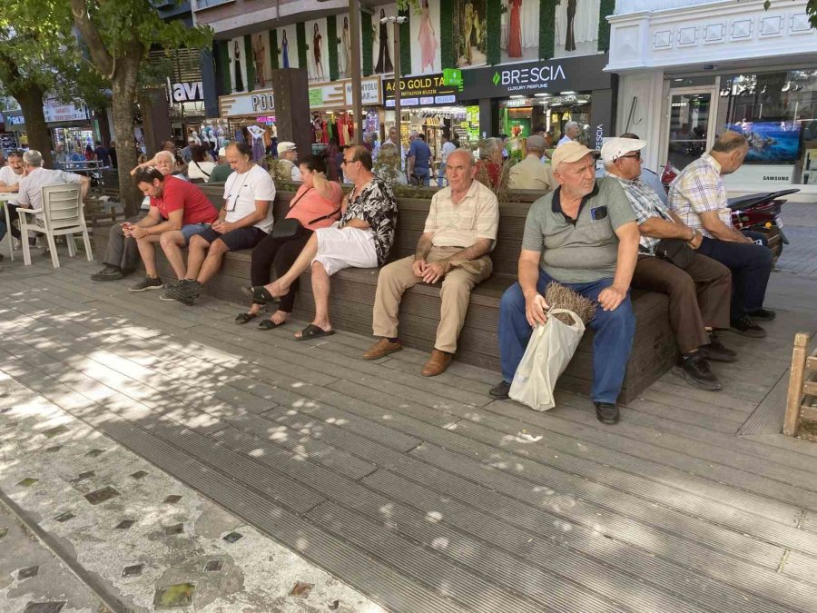 Vatandaşlar Banklarda Ve Gölgelerde Soluklandı