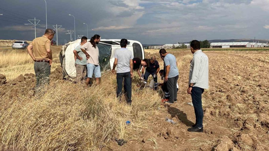 Şarampole Devrilen Otomobildeki Yaralılara, Düğün Konvoyundakiler Yardım Etti