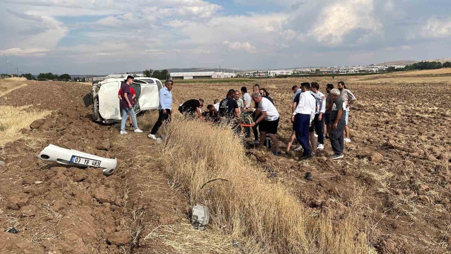 Şarampole Devrilen Otomobildeki Yaralılara, Düğün Konvoyundakiler Yardım Etti