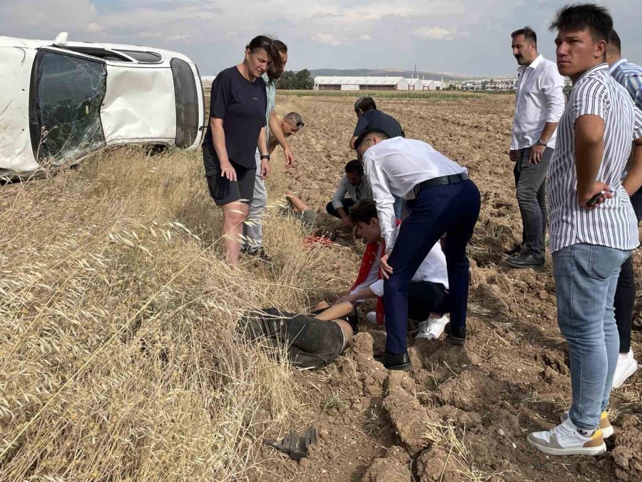 Şarampole Devrilen Otomobildeki Yaralılara, Düğün Konvoyundakiler Yardım Etti