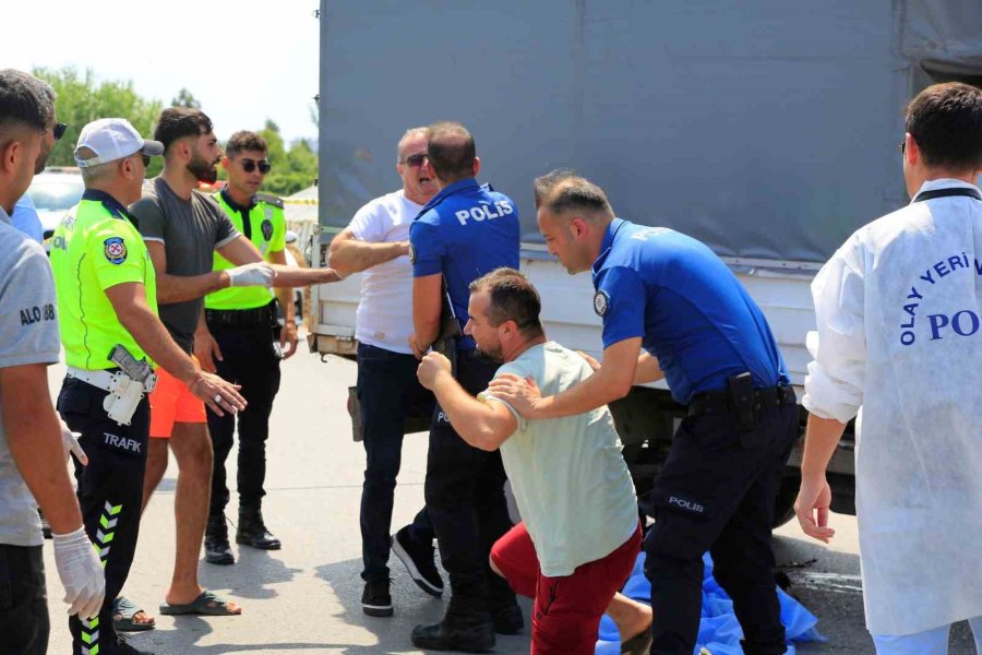 Antalya’da Feci Kaza, Kamyonetin Altında Kalan Motosiklet Sürücüsü Hayatını Kaybetti