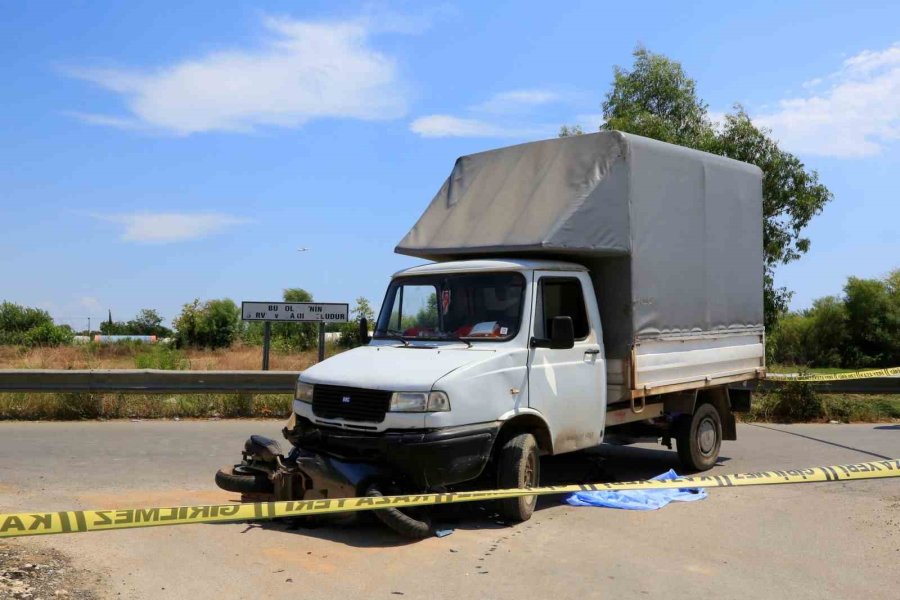 Antalya’da Feci Kaza, Kamyonetin Altında Kalan Motosiklet Sürücüsü Hayatını Kaybetti