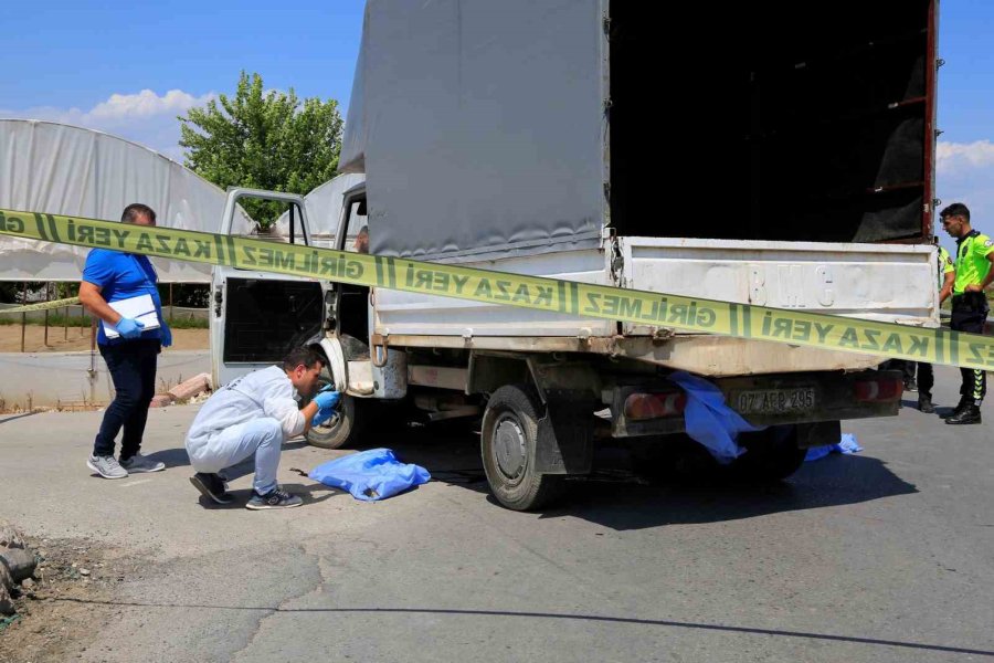 Antalya’da Feci Kaza, Kamyonetin Altında Kalan Motosiklet Sürücüsü Hayatını Kaybetti