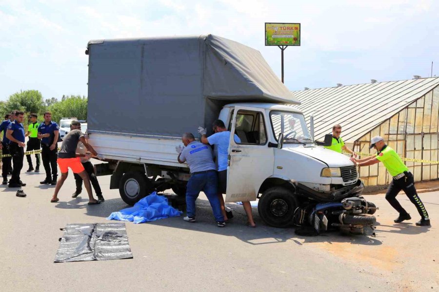 Antalya’da Feci Kaza, Kamyonetin Altında Kalan Motosiklet Sürücüsü Hayatını Kaybetti