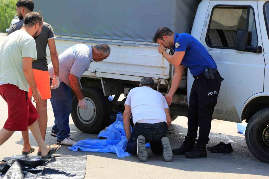 Antalya’da Feci Kaza, Kamyonetin Altında Kalan Motosiklet Sürücüsü Hayatını Kaybetti