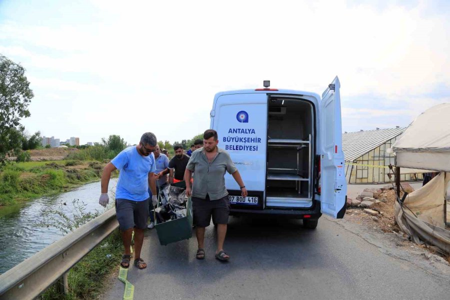 Antalya’da Feci Kaza, Kamyonetin Altında Kalan Motosiklet Sürücüsü Hayatını Kaybetti