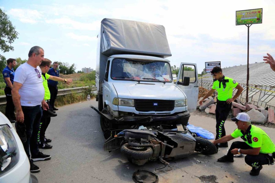 Antalya’da Feci Kaza, Kamyonetin Altında Kalan Motosiklet Sürücüsü Hayatını Kaybetti