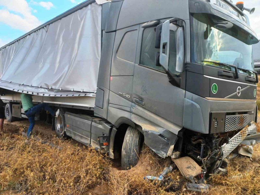 Konya’da Yoldan Çıkan Tır Tarlaya Girdi: 1 Yaralı