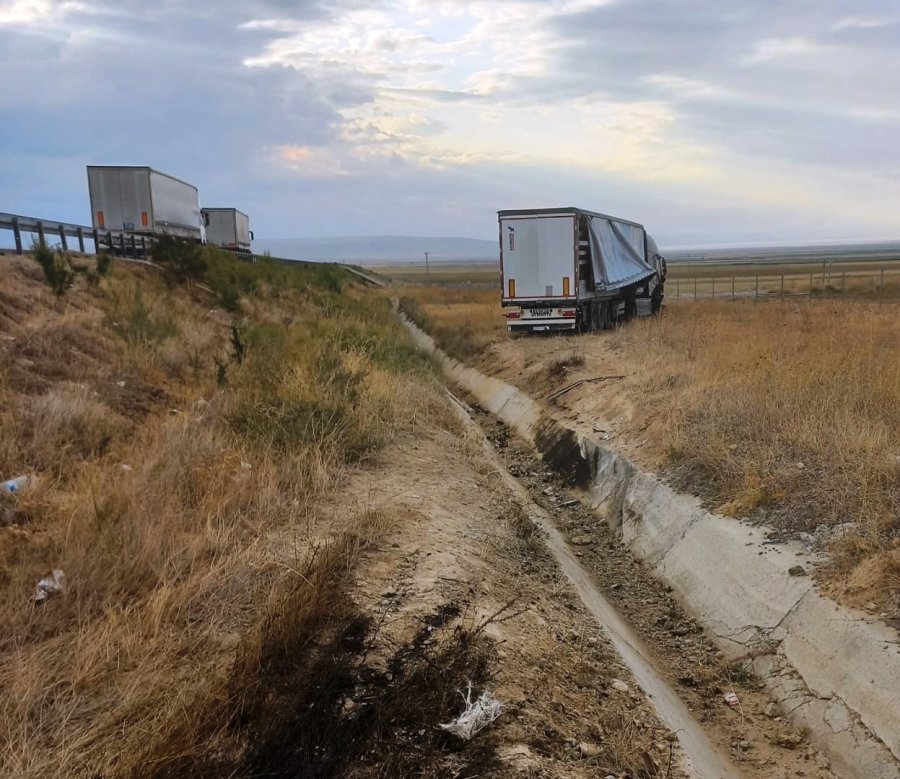 Konya’da Yoldan Çıkan Tır Tarlaya Girdi: 1 Yaralı