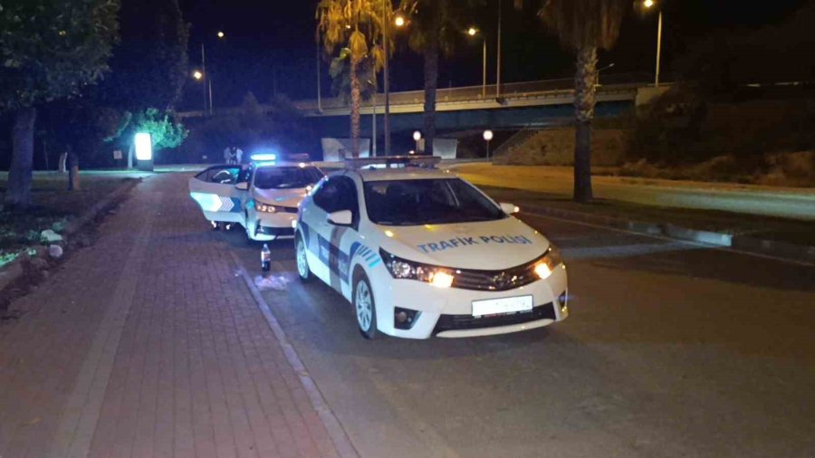 Uygulamadan Kaçıp Ters Yola Girdi, Sivil Polise Ve Yayaya Çarptı:3 Yaralı