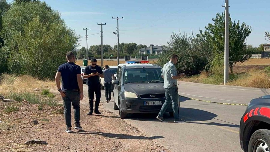 Motosikletle Aracın Önünü Kesip Sürücüyü Tabancayla Vurdu