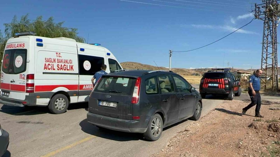 Motosikletle Aracın Önünü Kesip Sürücüyü Tabancayla Vurdu