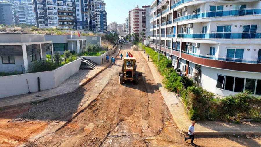 Alanya Belediyesi’nden Mahmutlara Sıcak Asfalt