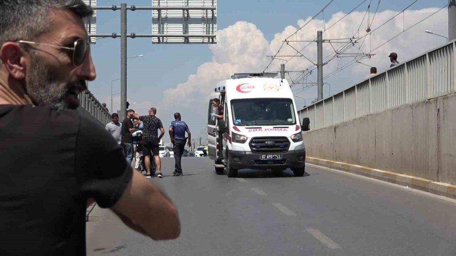 Motosiklet Yayaya Çarptı, O Anlar Güvenlik Kamerasında