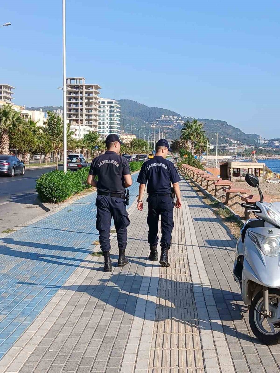 Alanya’da Jandarmadan Sahil Şeridi Ve Plajlarda Denetim