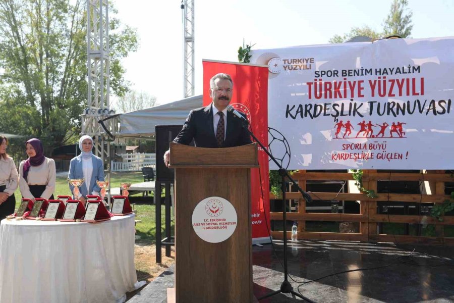 Futbol Turnuvasının Şampiyon Takımına Madalyalarını Vali Aksoy Verdi