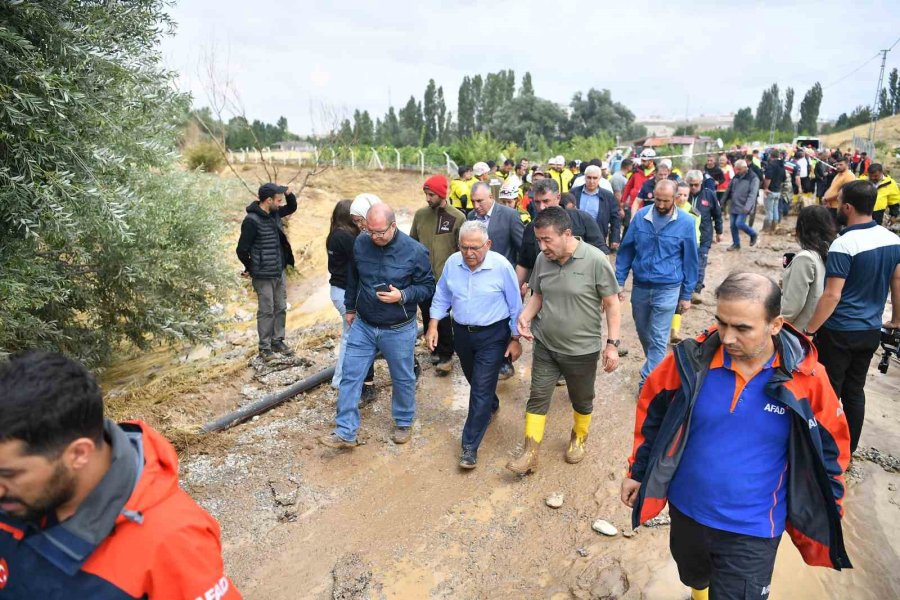 Büyükşehir, Bünyan’daki Sel Felaketinde 24 İş Makinesi Ve 71 Personel İle Görev Aldı