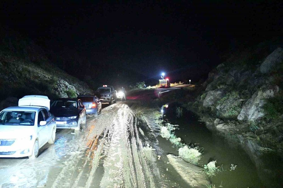 Büyükşehir, Bünyan’daki Sel Felaketinde 24 İş Makinesi Ve 71 Personel İle Görev Aldı