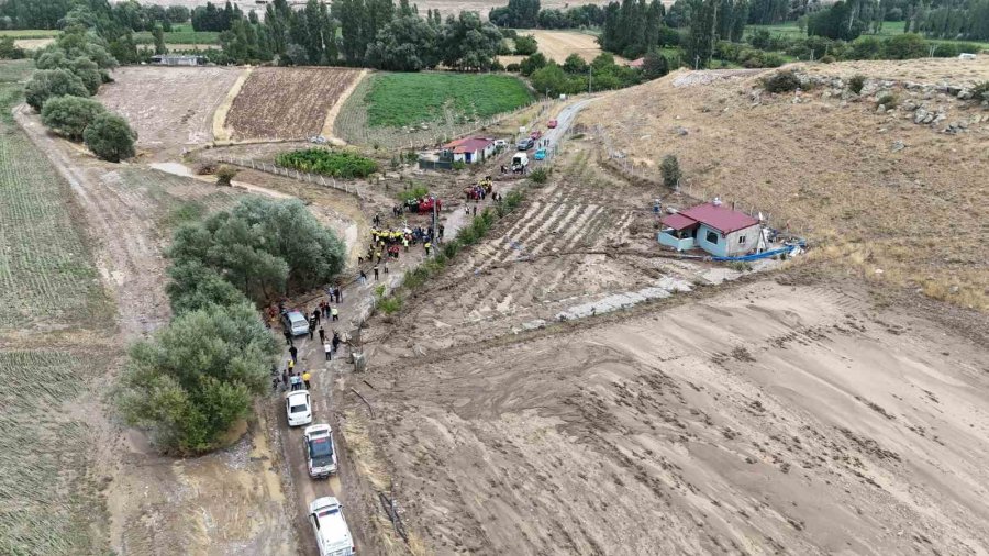 Büyükşehir, Bünyan’daki Sel Felaketinde 24 İş Makinesi Ve 71 Personel İle Görev Aldı