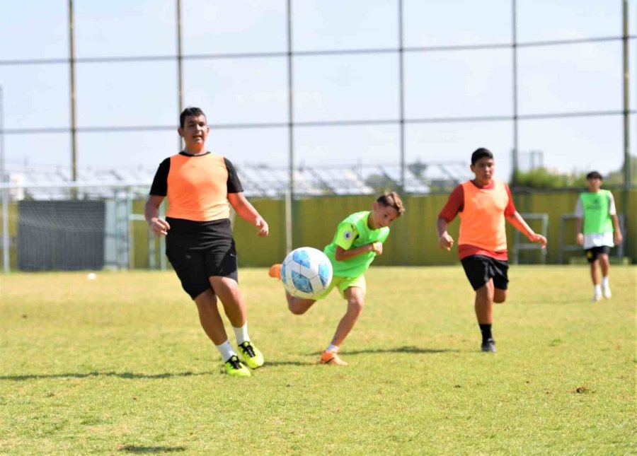 Konyaaltı’nda Çocuklar Spor Yaparak Hayatı Öğreniyor