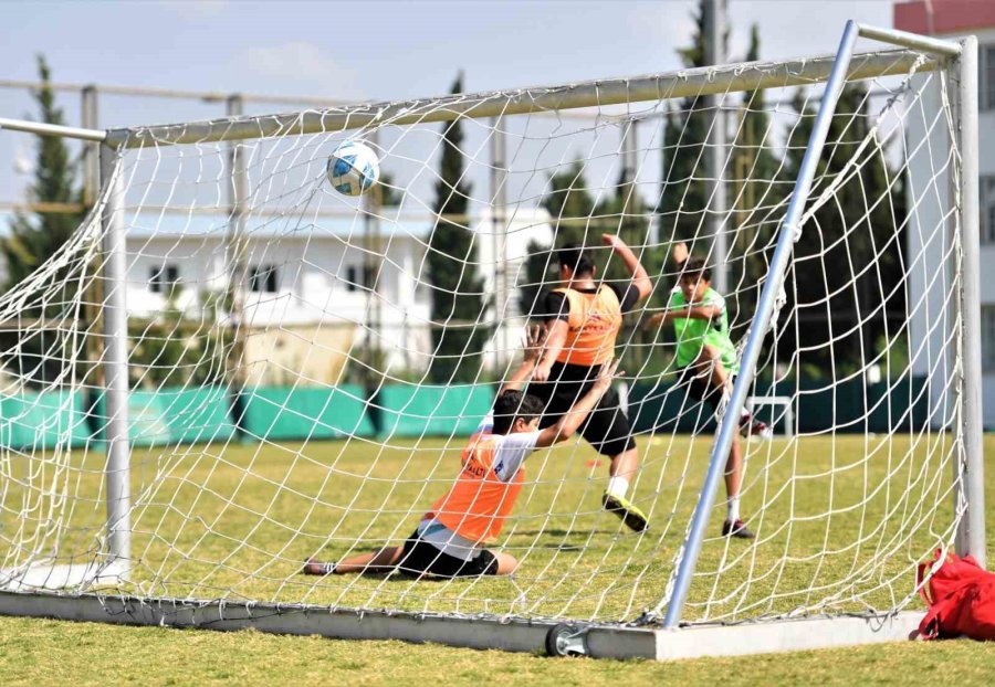 Konyaaltı’nda Çocuklar Spor Yaparak Hayatı Öğreniyor