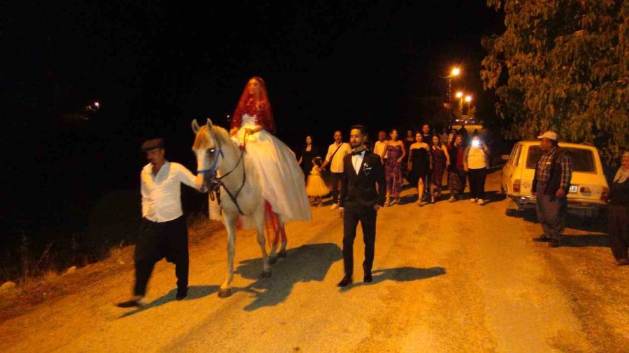 Babası Vasiyet Etti Düğün Salonuna At Sırtında Geldi