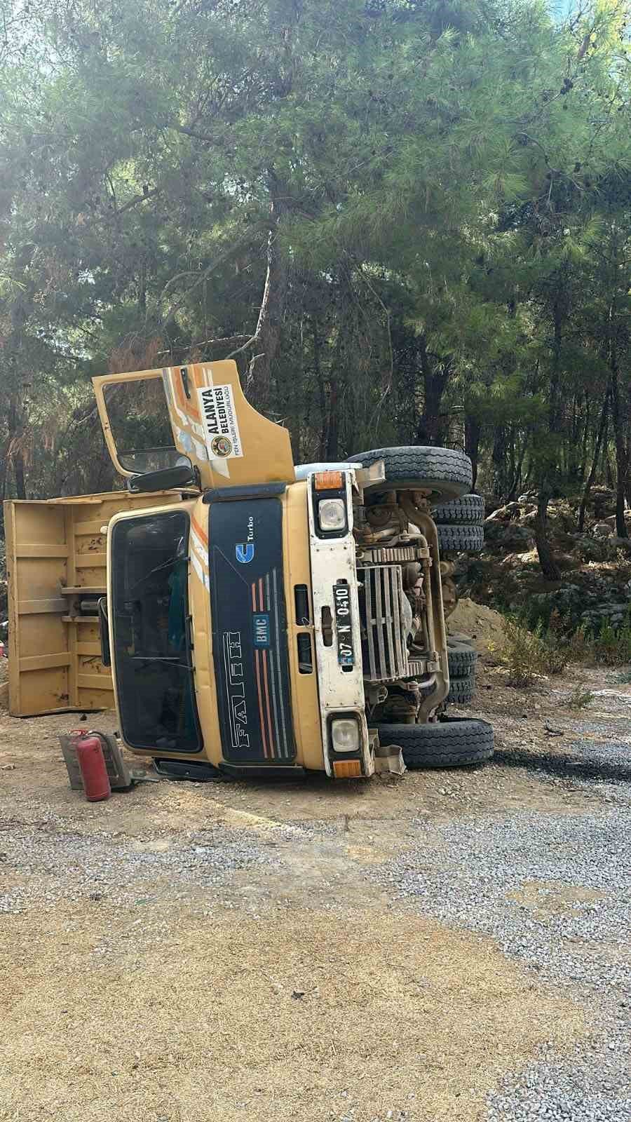 Alanya’da Hafriyat Kamyonu Devrildi: 1 Yaralı