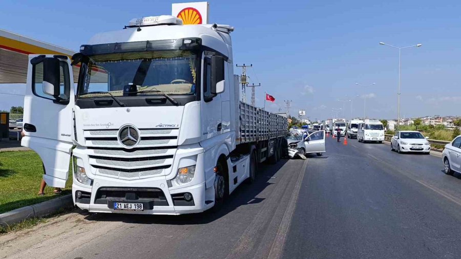 Otomobil Park Halindeki Tıra Çarptı, 21 Yaşındaki Genç Kız Yaşamını Yitirdi