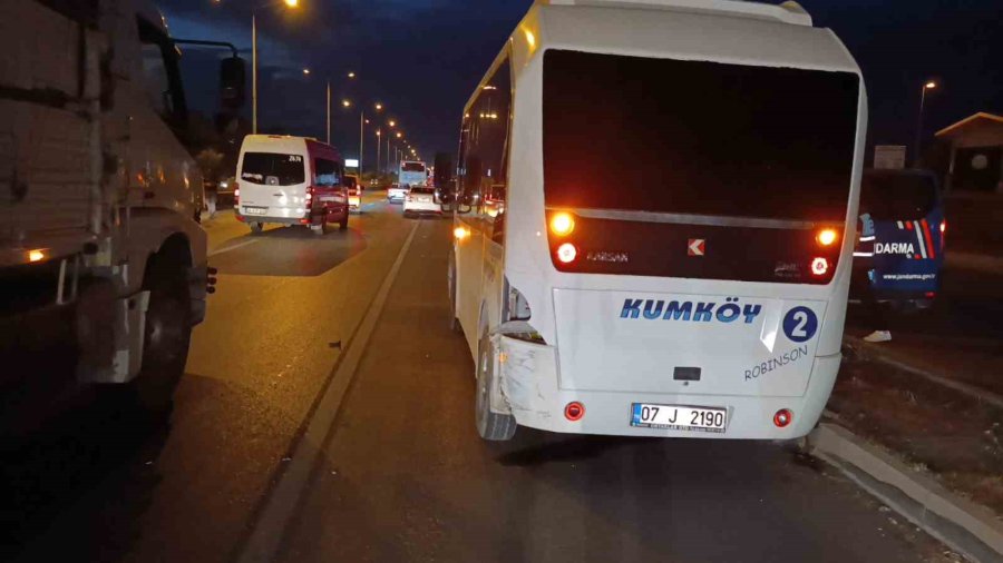 Motosiklet Minibüsle Çarpıştı: 2 Yaralı