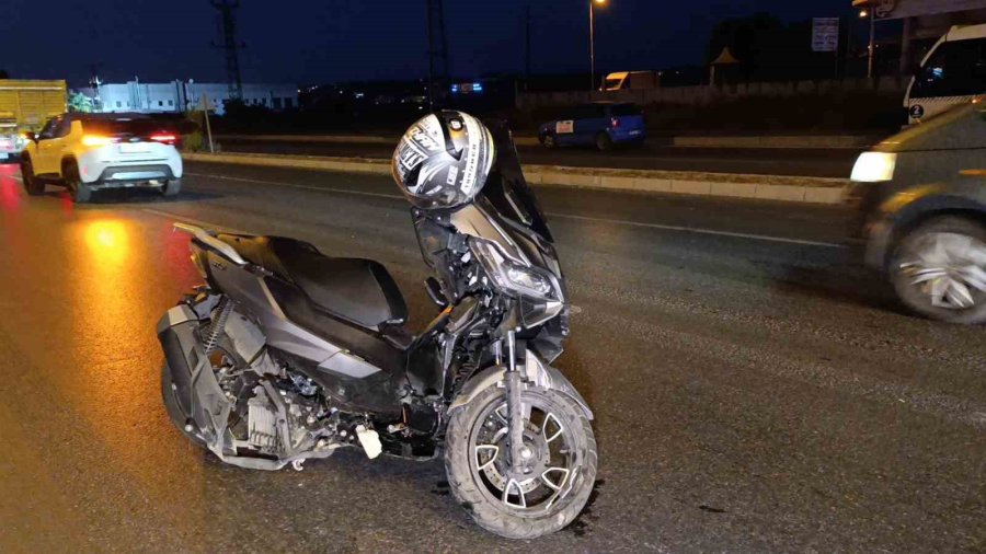 Motosiklet Minibüsle Çarpıştı: 2 Yaralı